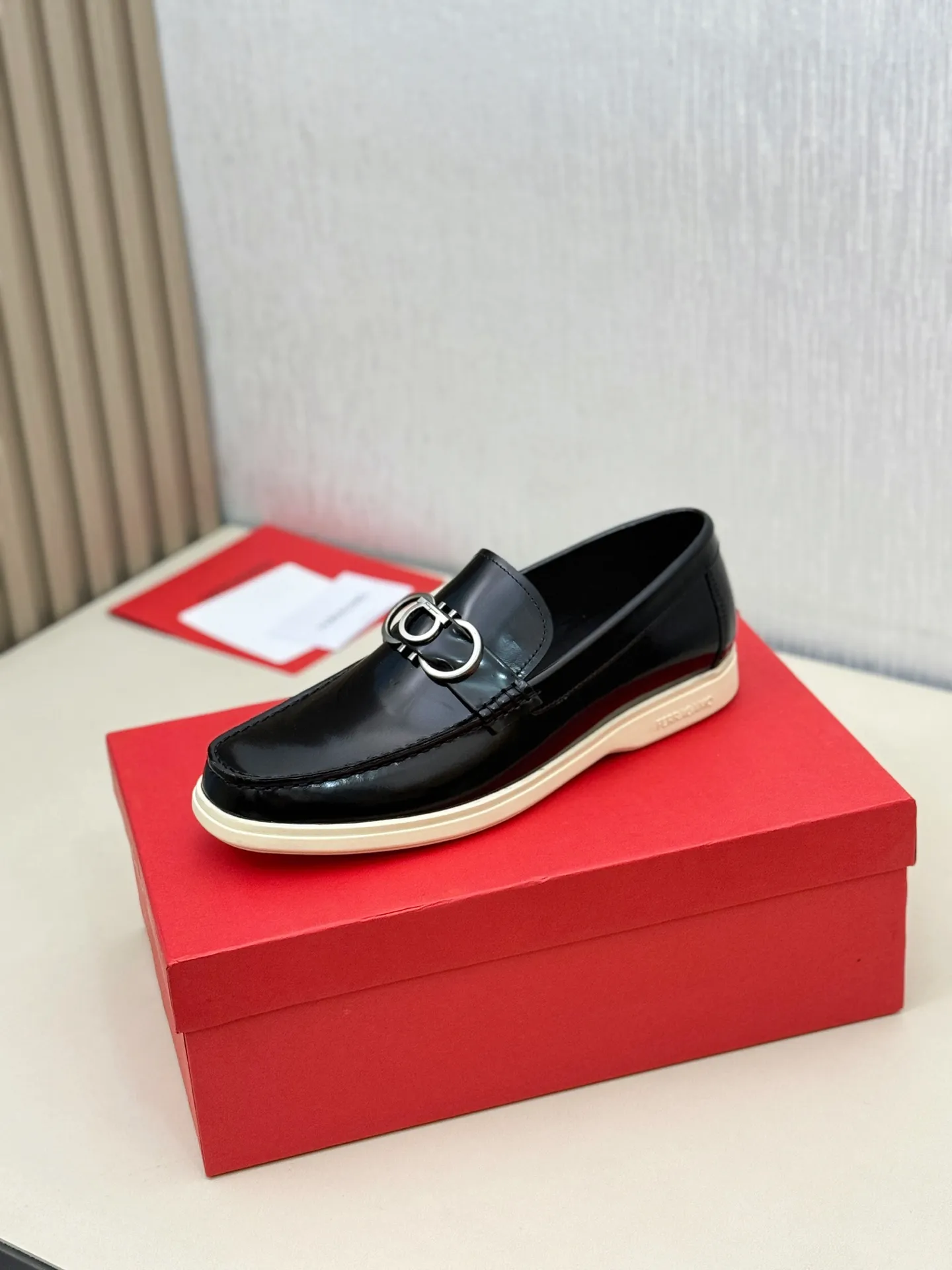 [Ferragamo] P: 580💰 Number of yards: 38~44 (45 orders are non-returnable) Ferragam's new men's driving shoes, the fabric is made of imported cowhide, with visible texture, heavy industrial stitching, dyed calfskin inside, standard logo cowhide feet, big-name experience, soft and comfortable on the feet, a men's favorite, special non-slip and wear-resistant rubber soles, easy to handle various occasions, with original box packaging!